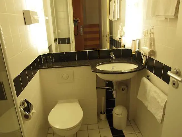 Intercityhotel Frankfurt Airport Отель 4*